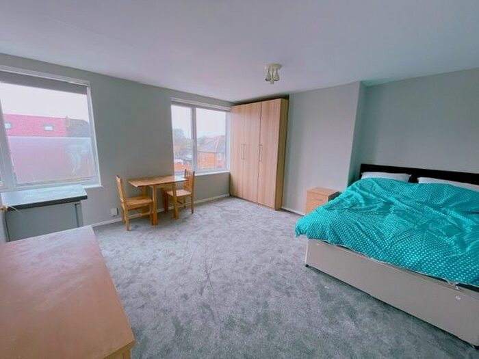 Studio To Rent In Vicarage Farm Road, Hounslow, TW5