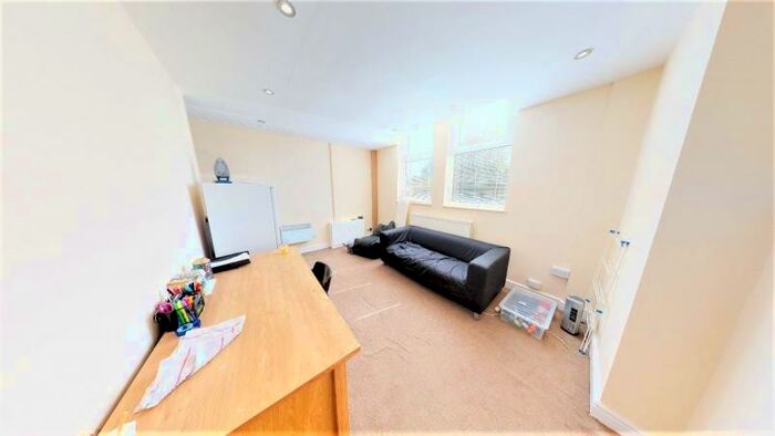 2 Bedroom Flat To Rent In Hartley Avenue, Woodhouse, Leeds, LS6