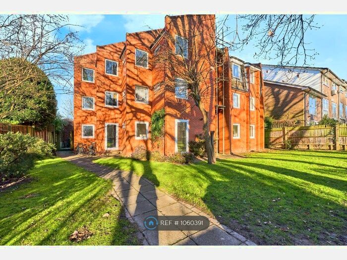 2 Bedroom Flat To Rent In Fairways, Kingston Upon Thames, KT2
