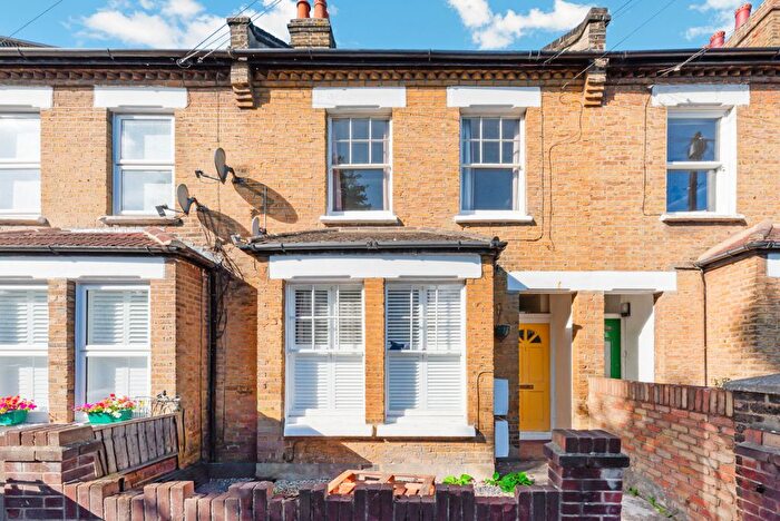 2 Bedroom Flat For Sale In Russell Road, London, SW19