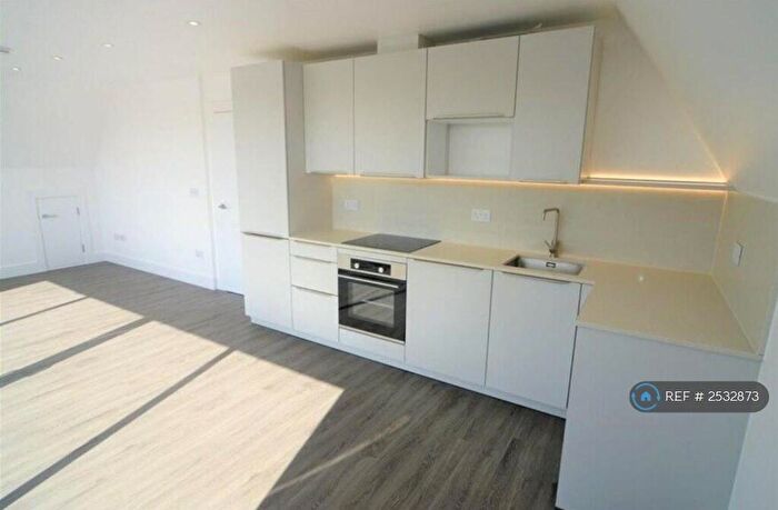 2 Bedroom Flat To Rent In Beech House, St. Albans, AL3