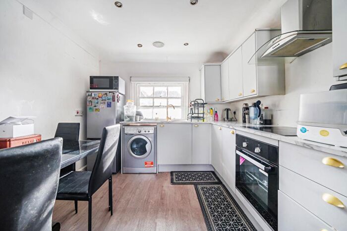 2 Bedroom Flat For Sale In Newbury, Berkshire, RG14