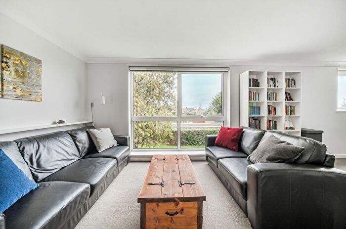 2 Bedroom Flat For Sale In Walton-On-Thames, Surrey, KT12