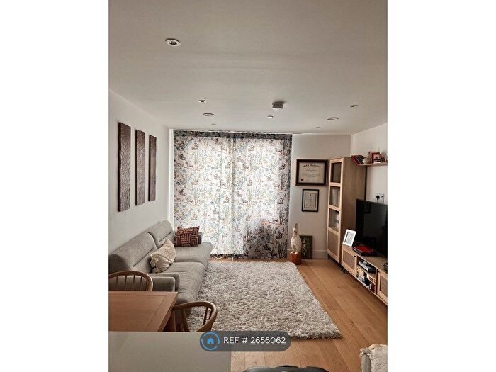 1 Bedroom Flat To Rent In Hive House, Brentford, TW8