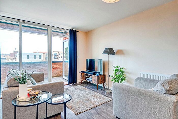 2 Bedroom Flat For Sale In Vauxhall Place, Dartford, Kent, DA1
