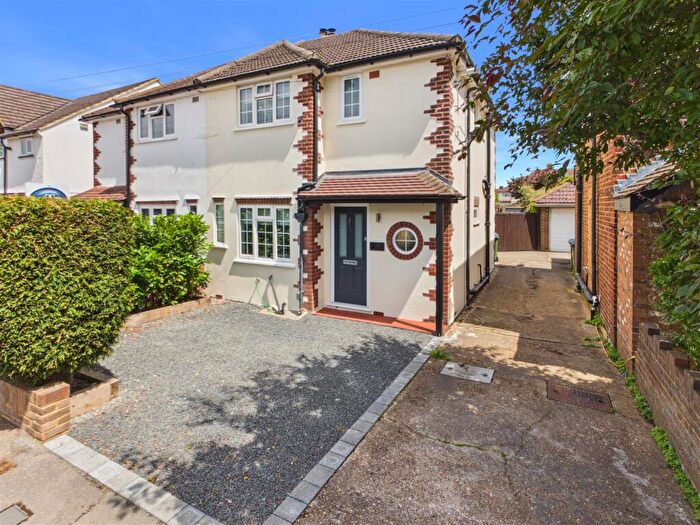 3 Bedroom Semi-Detached House For Sale In Pembroke Avenue, Hersham, Walton-On-Thames, KT12