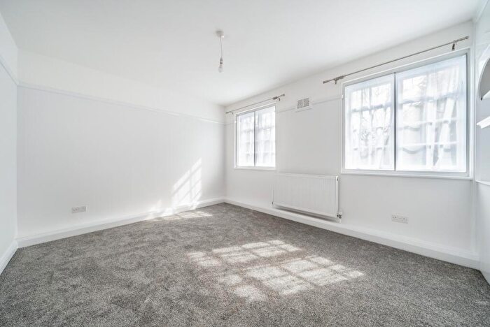 3 Bedroom Flat To Rent In Lyttelton Road, London, N2