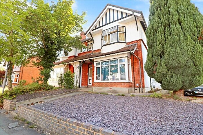 2 Bedroom Flat To Rent In Woking, Surrey, GU22