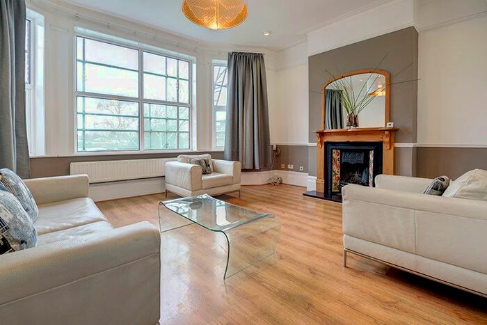 5 Bedroom Terraced House To Rent In Station Road, Winchmore Hill N21