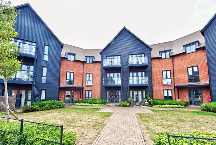2 Bedroom Flat For Sale In Highlands Park, Henley On Thames, RG9