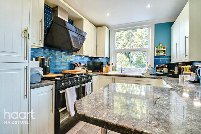 3 Bedroom Semi Detached House For Sale In Barton Road, Maidstone, ME15