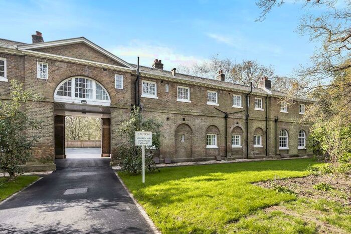 3 Bedroom Apartment To Rent In Hampstead Lane, London, N6