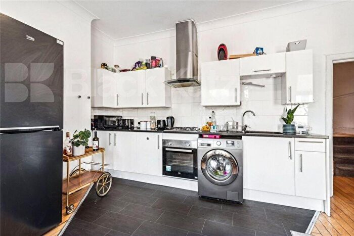 3 Bedroom Flat To Rent In Wightman Road, Haringey, N8