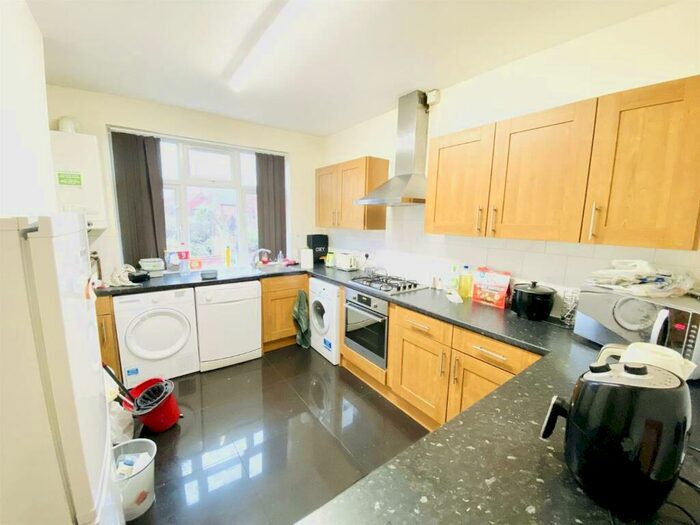3 Bedroom Apartment To Rent In High Road, Nottingham, NG9