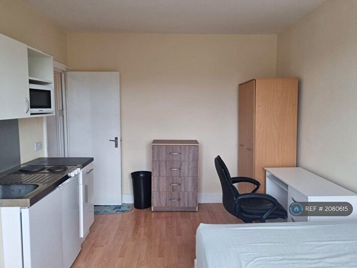 Studio To Rent In Sunny Gardens Parade, London, NW4