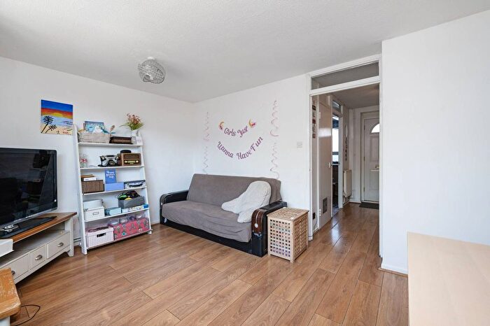 3 Bedroom Flat For Sale In Lipton Road, Limehouse, London, E1