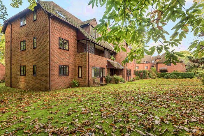 2 Bedroom Flat To Rent In Summerhouse Road, Godalming, GU7
