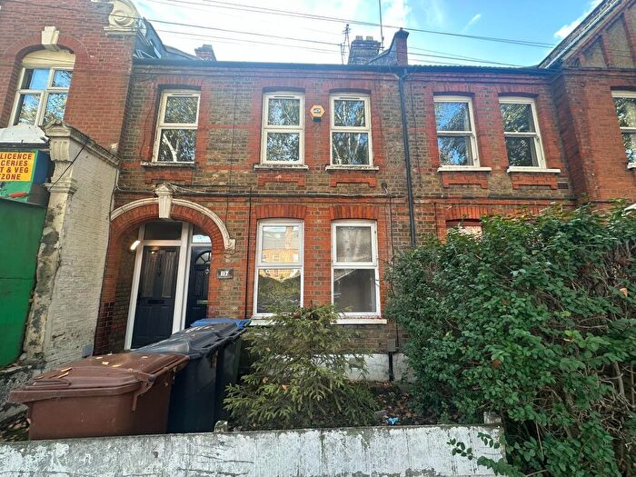 2 Bedroom Flat To Rent In Winns Avenue, E17