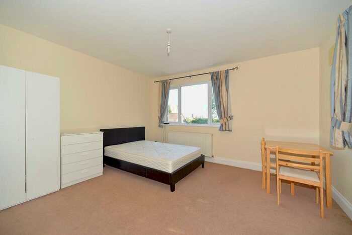 Apartment To Rent In Wilderness Road, Guildford, GU2