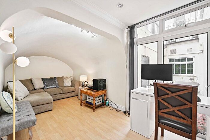 3 Bedroom Flat To Rent In Gloucester Street, London, SW1V