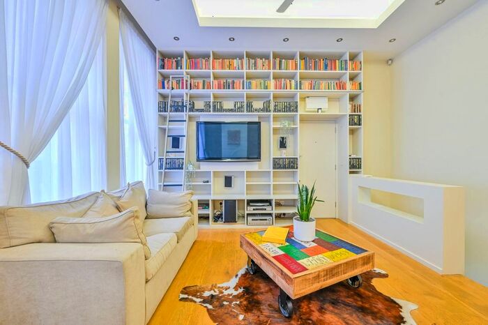 2 Bedroom Flat To Rent In Berners Street, Fitzrovia, London, W1T