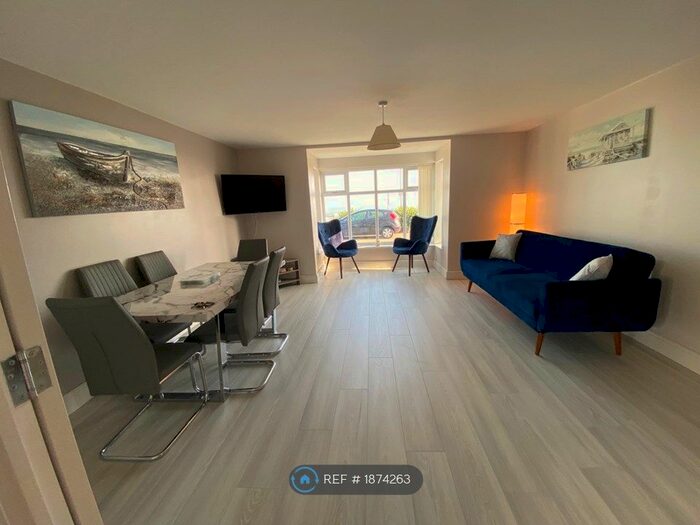 2 Bedroom Flat To Rent In Kings Parade, Holland-On-Sea, CO15