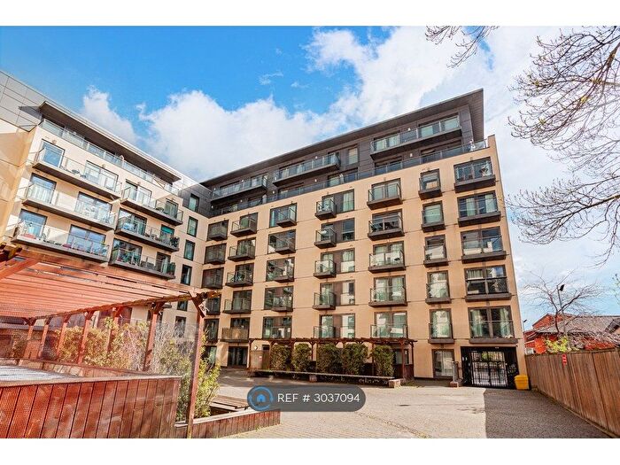 2 Bedroom Flat To Rent In High St, Slough, SL1