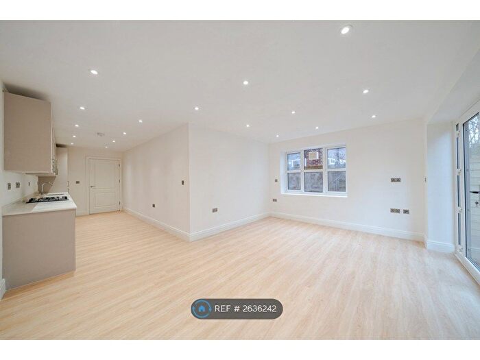 3 Bedroom Flat To Rent In West Hill, South Croydon, CR2