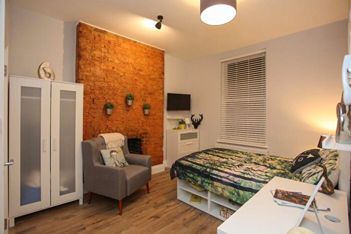 Studio To Rent In Flat A, King Street, Luton, Bedfordshire, LU1