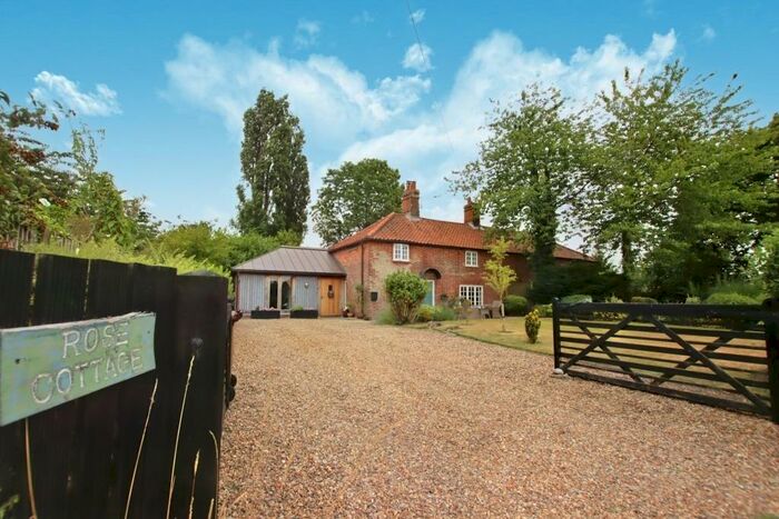 3 Bedroom Semi-Detached House For Sale In The Street, Suffield, NR11