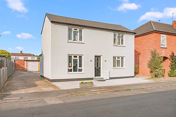 Maisonette For Sale In Victoria Road, Addlestone, Surrey, KT15