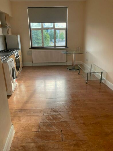 2 Bedroom Flat To Rent In Bowes Road, New Southgate, N11