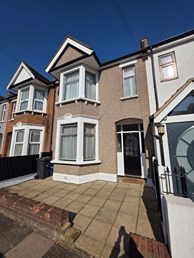 3 Bedroom Semi Detached House To Rent In Claremont Gardens, Ilford, IG3