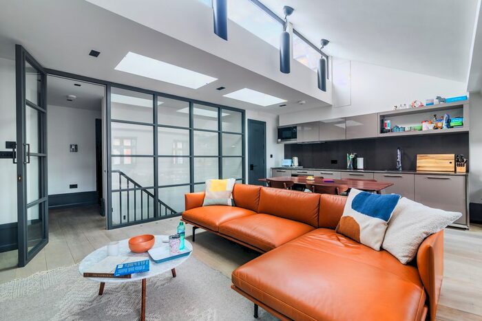 2 Bedroom Flat To Rent In King Street, London, WC2E