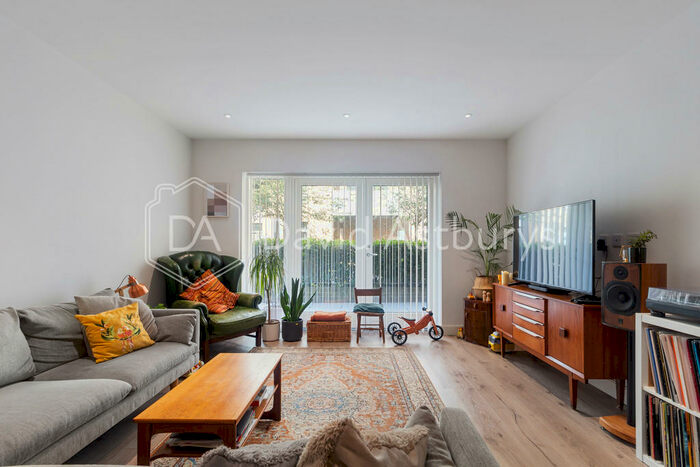 2 Bedroom Apartment To Rent In Smithfield Square, High Street, N8