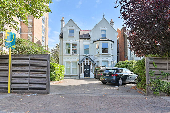3 Bedroom Flat To Rent In Willesden Lane, Brondesbury, London, NW6