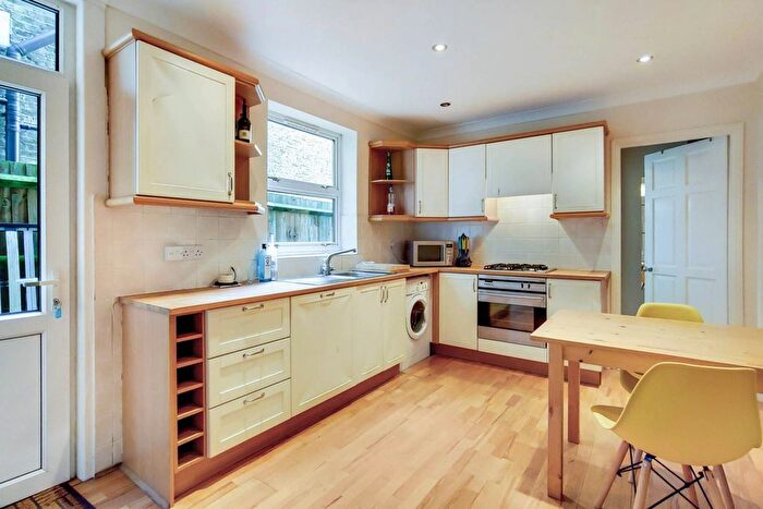 1 Bedroom Flat To Rent In Heyford Avenue, Oval, London, SW8