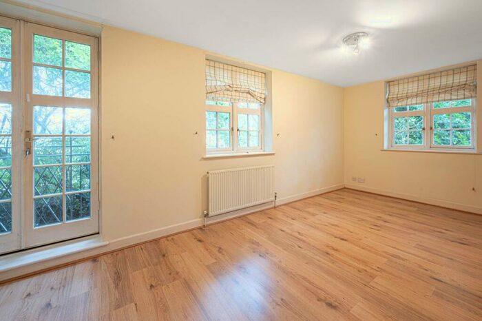 2 Bedroom Flat To Rent In Heathview Court, Hampstead Garden Suburb, London, NW11
