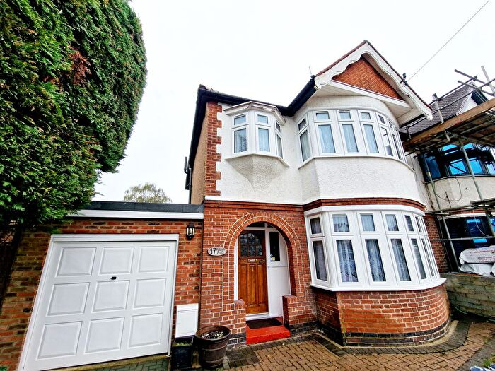 4 Bedroom Semi-Detached House To Rent In Alleyn Park, Southall, UB2