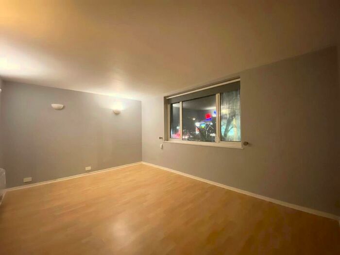 2 Bedroom Apartment To Rent In Addlestone, KT15