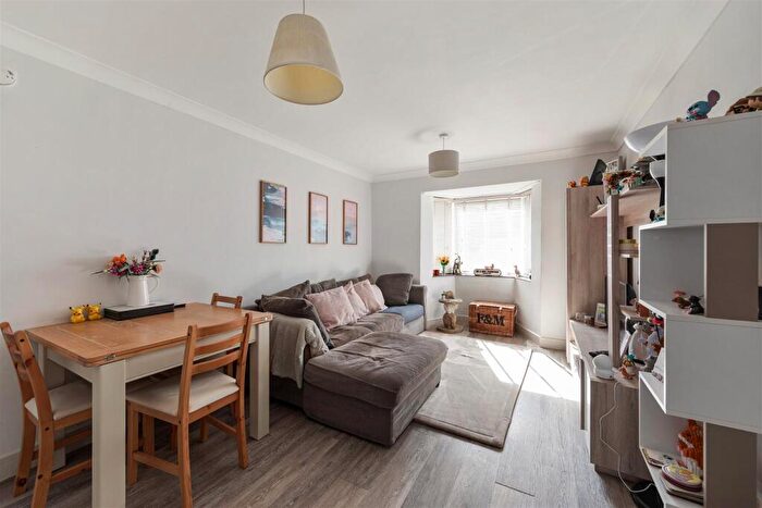 2 Bedroom Apartment For Sale In Victoria Road, London, E18