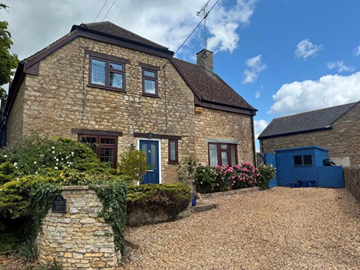 3 Bedroom Semi-Detached House For Sale In Westbury, Brackley, NN13