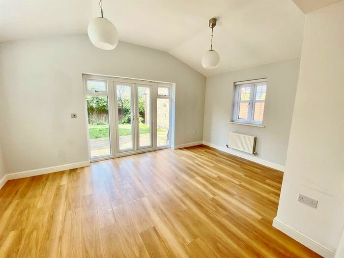 4 Bedroom Town House To Rent In Cardinal Close, Birmingham, B17
