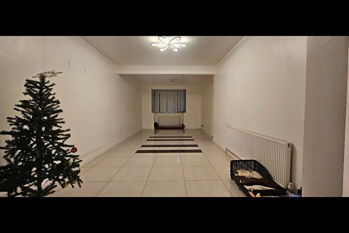 4 Bedroom Semi-Detached House To Rent In Oxford Avenue, Hounslow, TW5