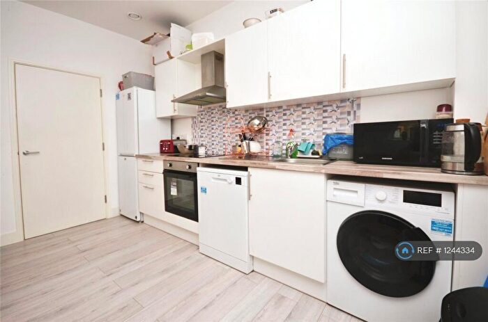 3 Bedroom Flat To Rent In Gatehouse Way, Aylesbury, HP19