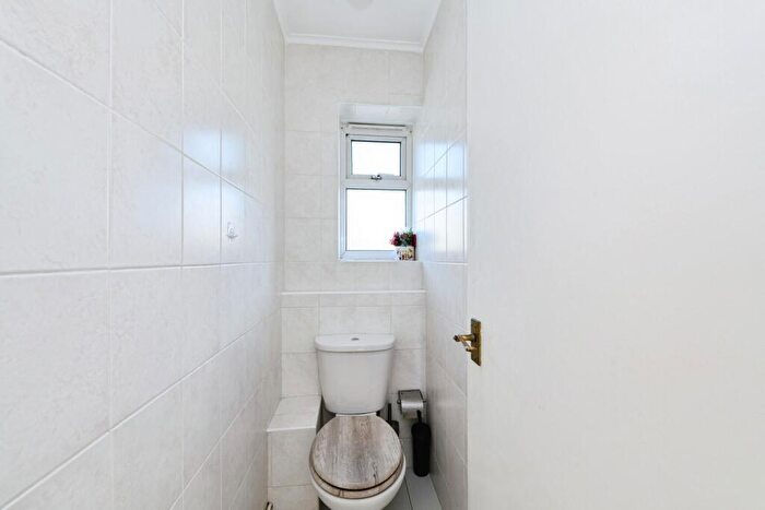 2 Bedroom Flat For Sale In Kingsdown Avenue, South Croydon, Surrey, CR2