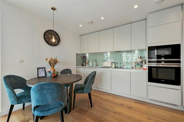 2 Bedroom Flat To Rent In Mapleton Crescent, SW18