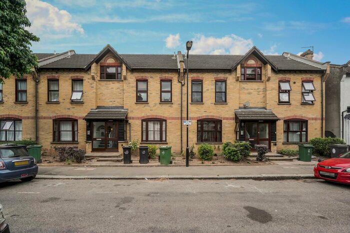 1 Bedroom Flat To Rent In Haronton Court, Buckland Road, Leyton, E10