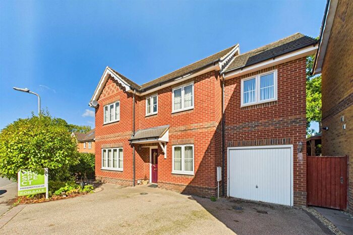 5 Bedroom Detached House For Sale In Lyon Oaks, Warfield, Berkshire, RG42