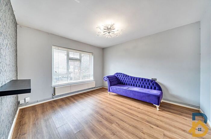 1 Bedroom Flat For Sale In Cherry Tree Lane, Rainham, RM13